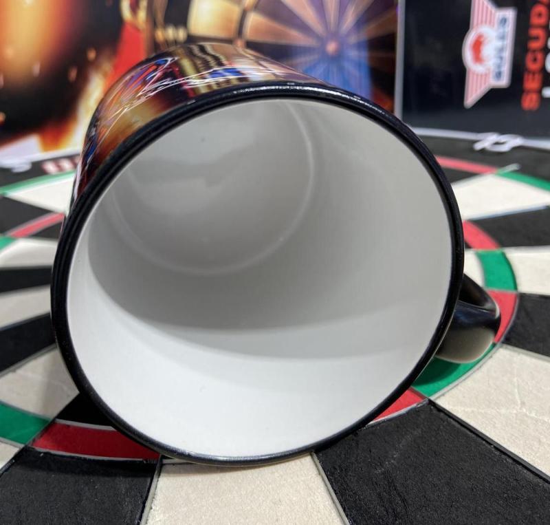Zerspringende Dartscheibe auf edle Keramik Tasse Zerspringende Dartscheibe auf edle Keramik Tasse