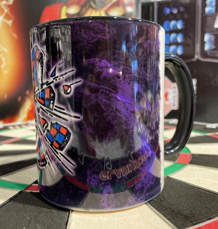 Zerspringende Dartscheibe auf edle Keramik Tasse Zerspringende Dartscheibe auf edle Keramik Tasse