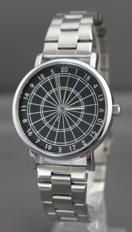 Uhr mit Armband Metall und Dartboard schwarz Uhr mit Armband Metall und Dartboard schwarz