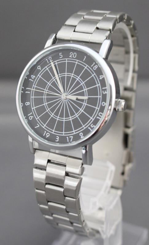 Uhr mit Armband Metall und Dartboard schwarz Uhr mit Armband Metall und Dartboard schwarz